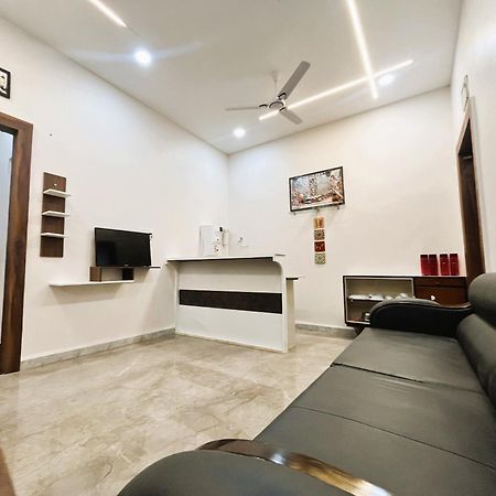 Shree Stay Inn Luxe' Holiday Home Ujjain Buitenkant foto