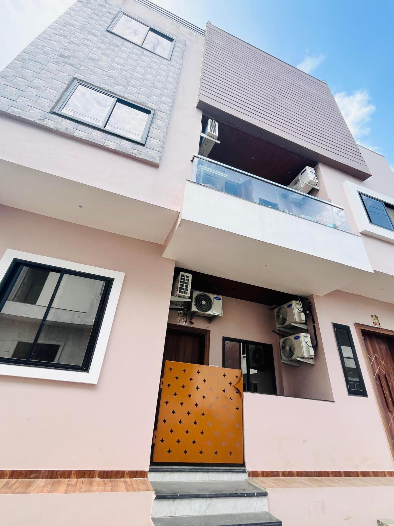 Shree Stay Inn Luxe' Holiday Home Ujjain Buitenkant foto