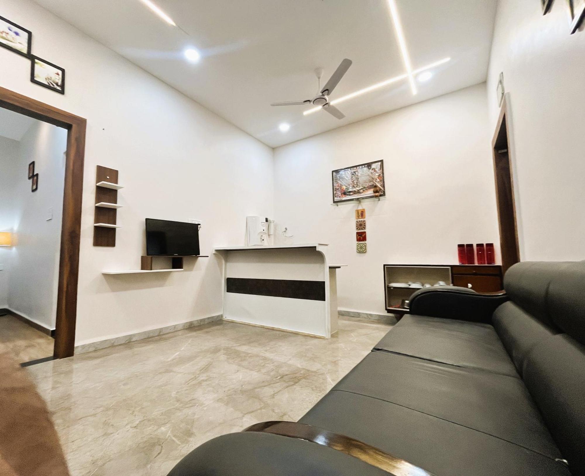 Shree Stay Inn Luxe' Holiday Home Ujjain Buitenkant foto