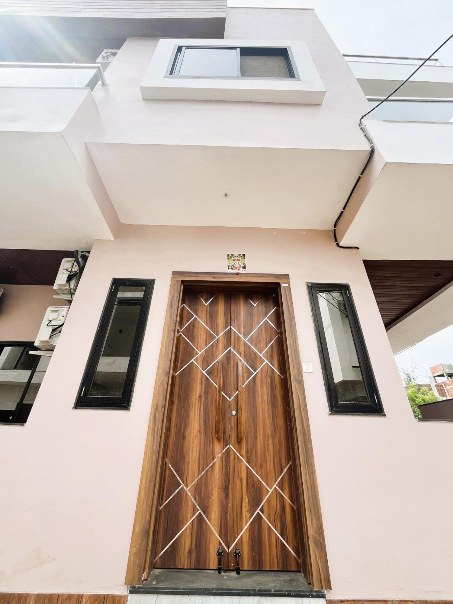 Shree Stay Inn Luxe' Holiday Home Ujjain Buitenkant foto