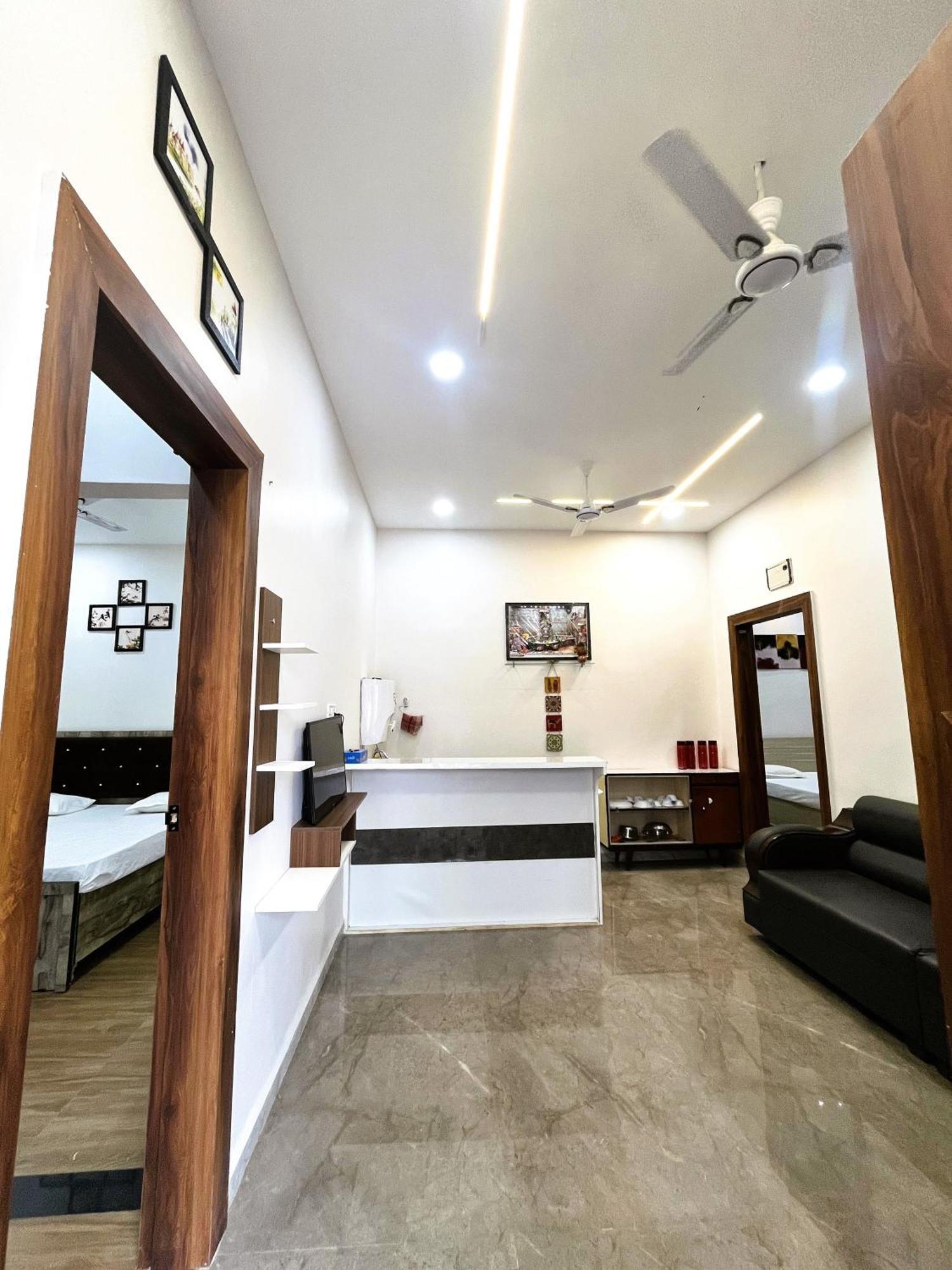 Shree Stay Inn Luxe' Holiday Home Ujjain Buitenkant foto